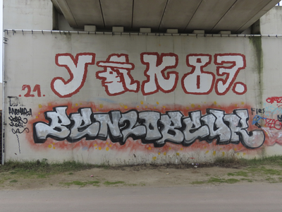 902945 Afbeelding van graffiti op een pijler van de Dafne Schippersbrug, aan de Groenewoudsedijk bij de buurt ...